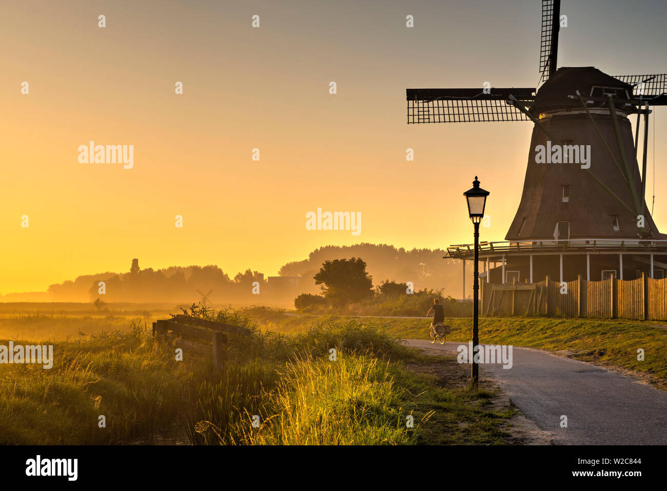 Niederlande, Nordholland, Zaandam, Zaanse Schans, der Sucher (De) Zoeker Oilmill bei Sonnenaufgang Stockfoto