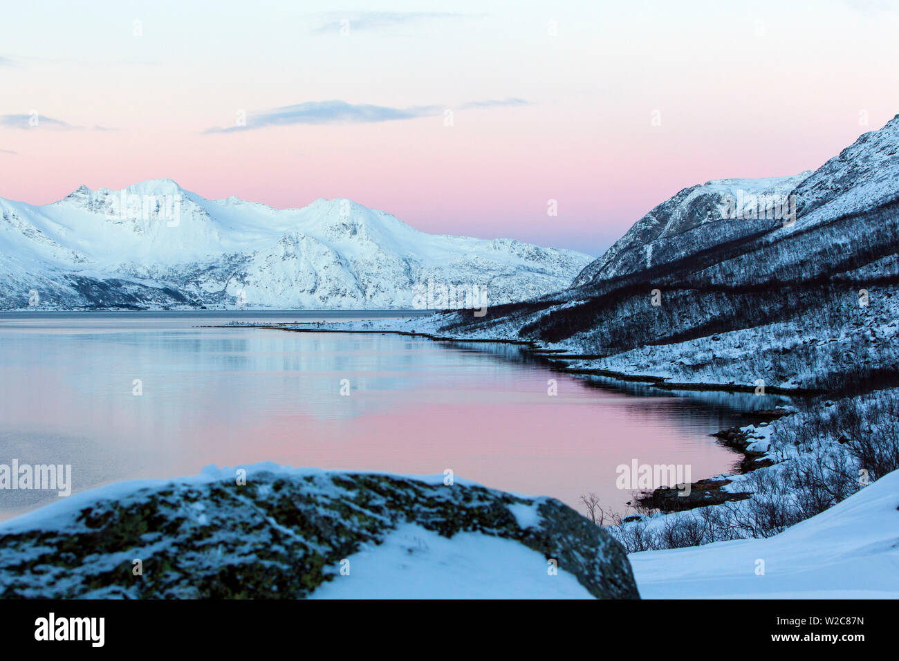 Verschneite Landschaft auf Kvaloya in der Nähe von Tromsø, Troms, Norwegen Stockfoto
