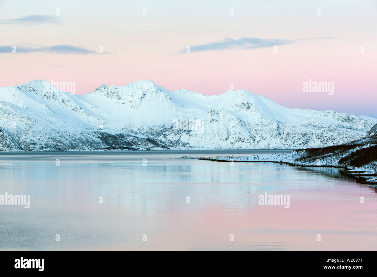 Verschneite Landschaft auf Kvaloya in der Nähe von Tromsø, Troms, Norwegen Stockfoto