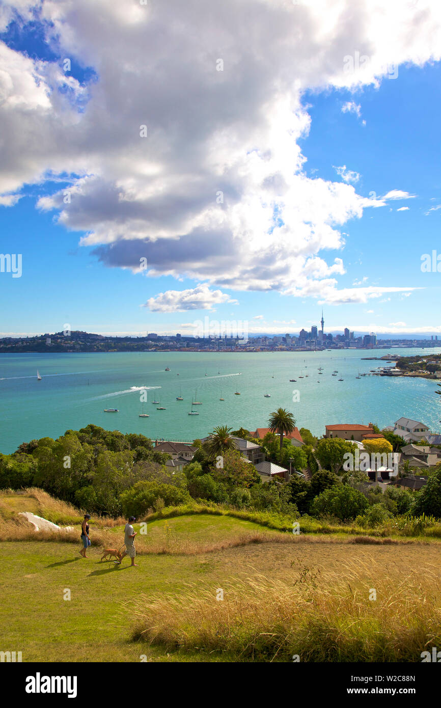 Die Stadt Auckland und den Hafen von Devonport, Auckland, Neuseeland, Pazifische Ozean. Stockfoto