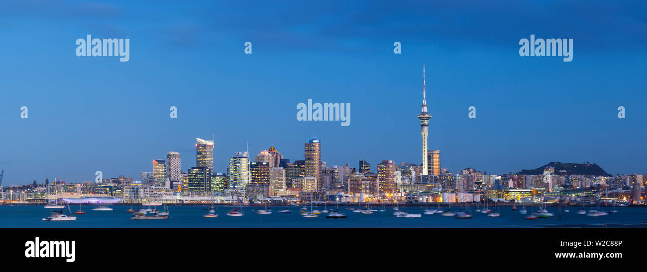 Die Skyline der Stadt und den Hafen Waitemata leuchtet in der Dämmerung, Auckland, Neuseeland, Australien Stockfoto