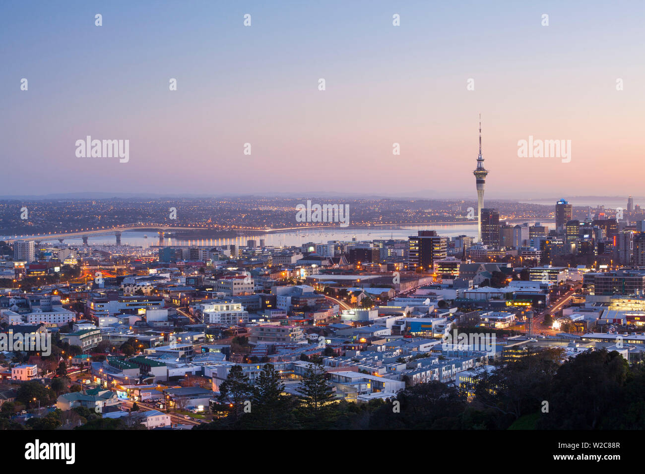 Skyline der Stadt leuchtet in der Dämmerung, Auckland, Nordinsel, Neuseeland, Australien Stockfoto