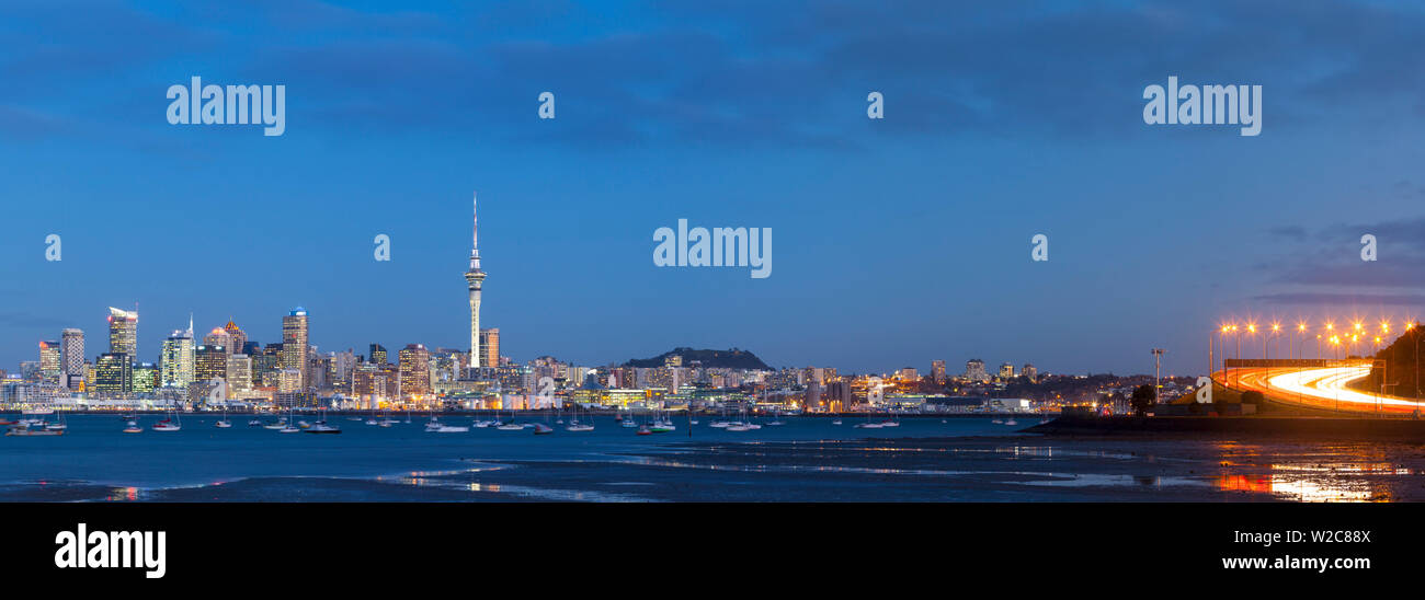 Die Skyline der Stadt und den Hafen Waitemata leuchtet in der Dämmerung, Auckland, Neuseeland, Australien Stockfoto