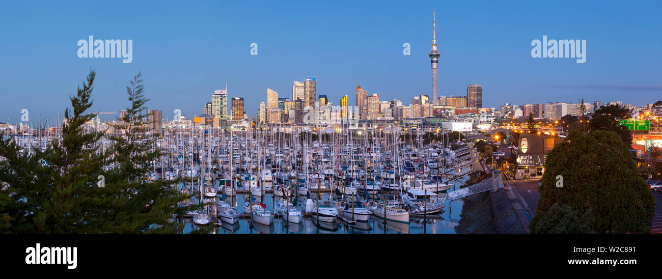 Westhaven Marina & Stadt Skyline beleuchtet in der Abenddämmerung, Waitemata Harbour, Auckland, Nordinsel, Neuseeland, Australien Stockfoto
