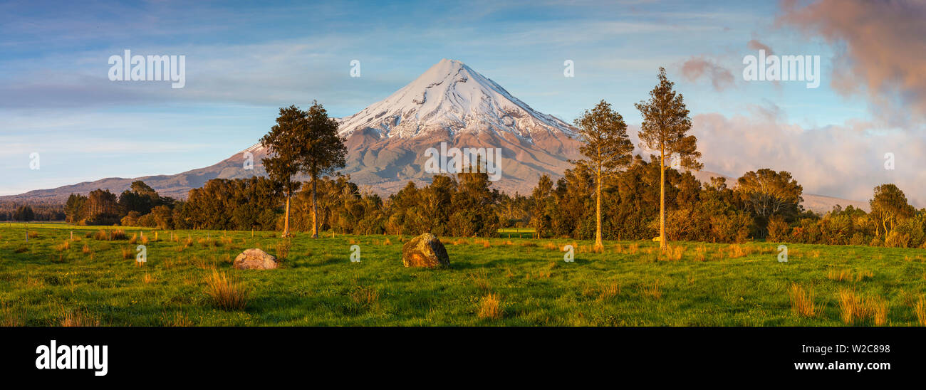 Mount Taranaki (Egmont) leuchtet bei Sonnenaufgang, North Island, Neuseeland Stockfoto