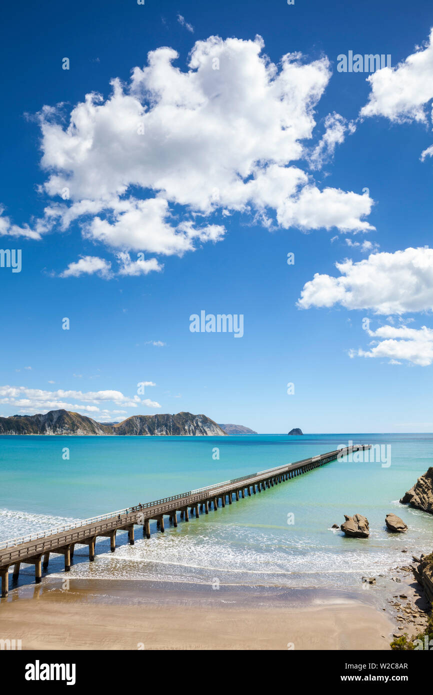 Erhöhte, mit Blick auf die malerischen Tologa Bay Wharf, Tologa Bay, East Cape, North Island, Neuseeland Stockfoto