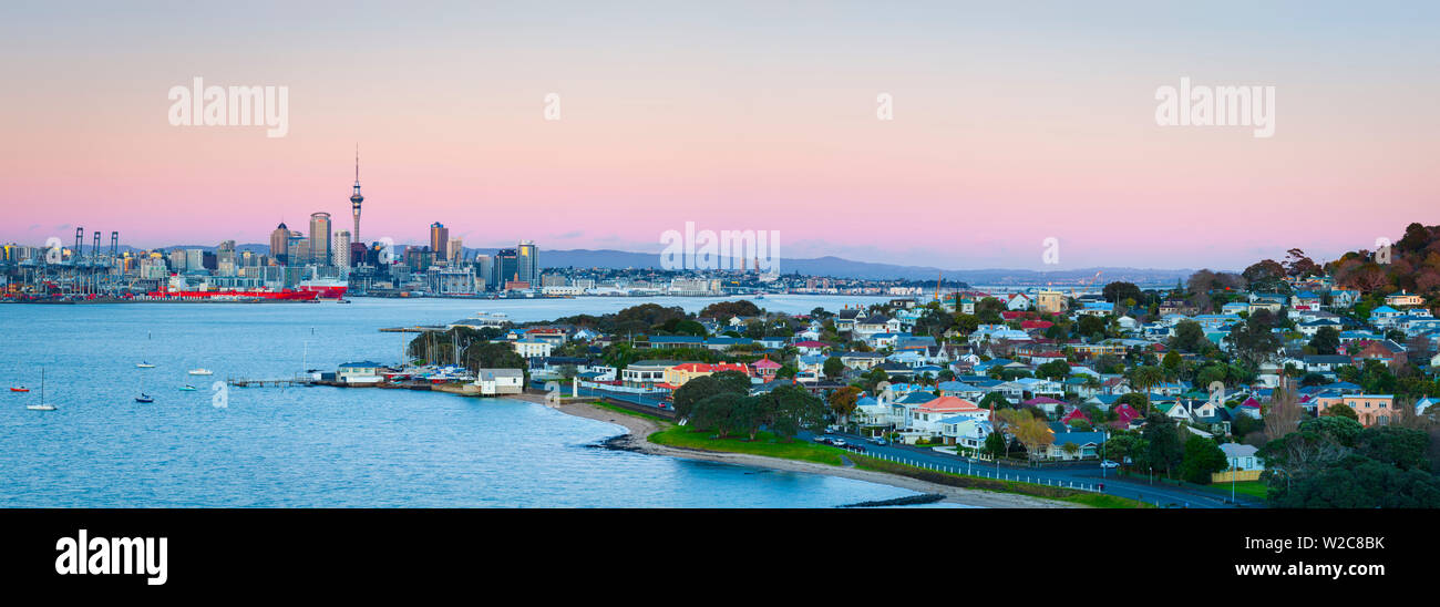 Erhöhte Blick über Devenport zur CBD leuchtet in der Dämmerung, Auckland, Neuseeland Stockfoto