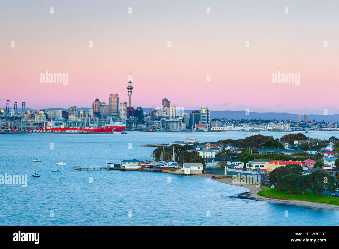 Erhöhte Blick über Devenport zur CBD leuchtet in der Dämmerung, Auckland, Neuseeland Stockfoto