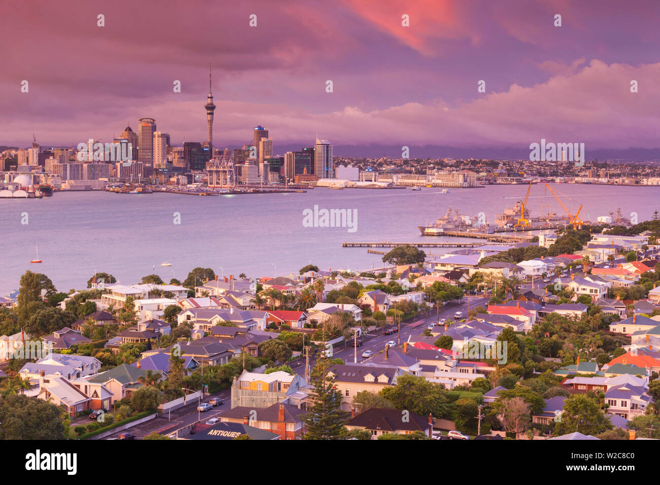 Neuseeland, Nordinsel, Auckland, Skyline-Blick von Devonport, Morgendämmerung Stockfoto