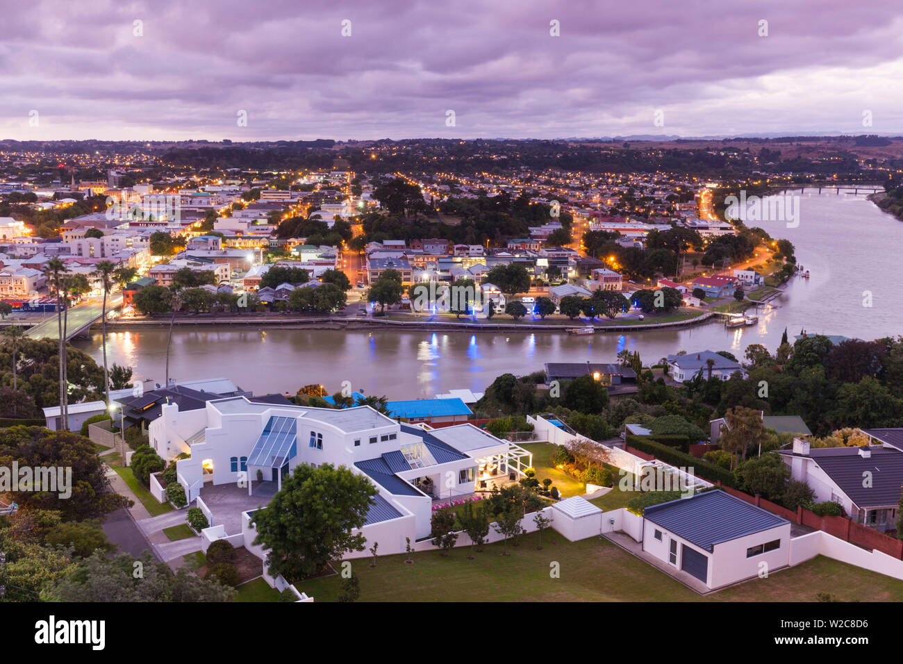 Neuseeland, Nordinsel, Wanganui, Skyline der Stadt vom Durie Hill, Dämmerung Stockfoto