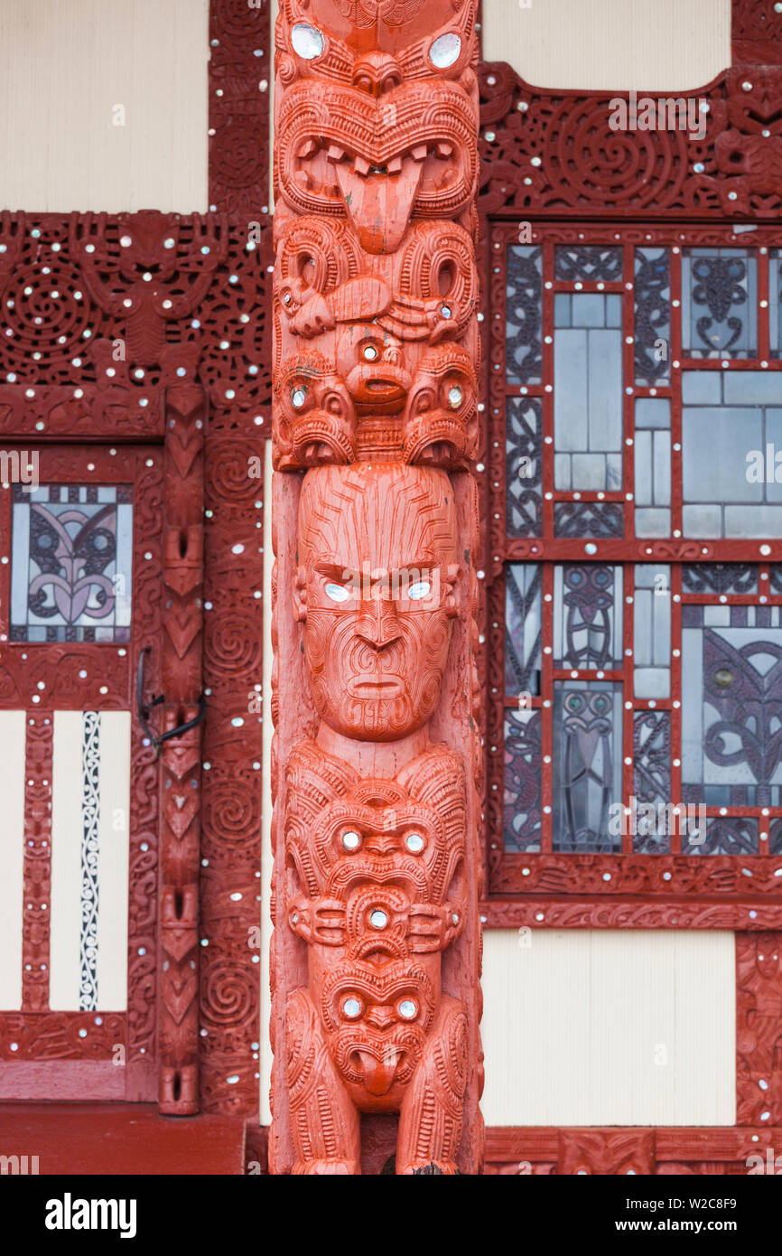 Neuseeland, Nordinsel, Rotorua, Ohinemutu, Maori Dorf, Skulpturen auf Marae, Haus der Begegnung Stockfoto