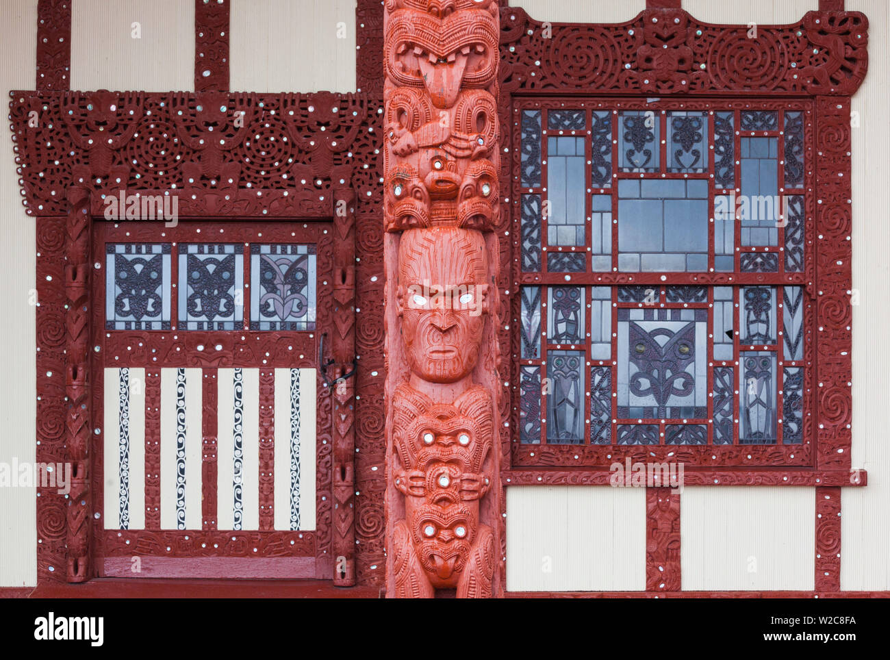 Neuseeland, Nordinsel, Rotorua, Ohinemutu, Maori Dorf, Skulpturen auf Marae, Haus der Begegnung Stockfoto