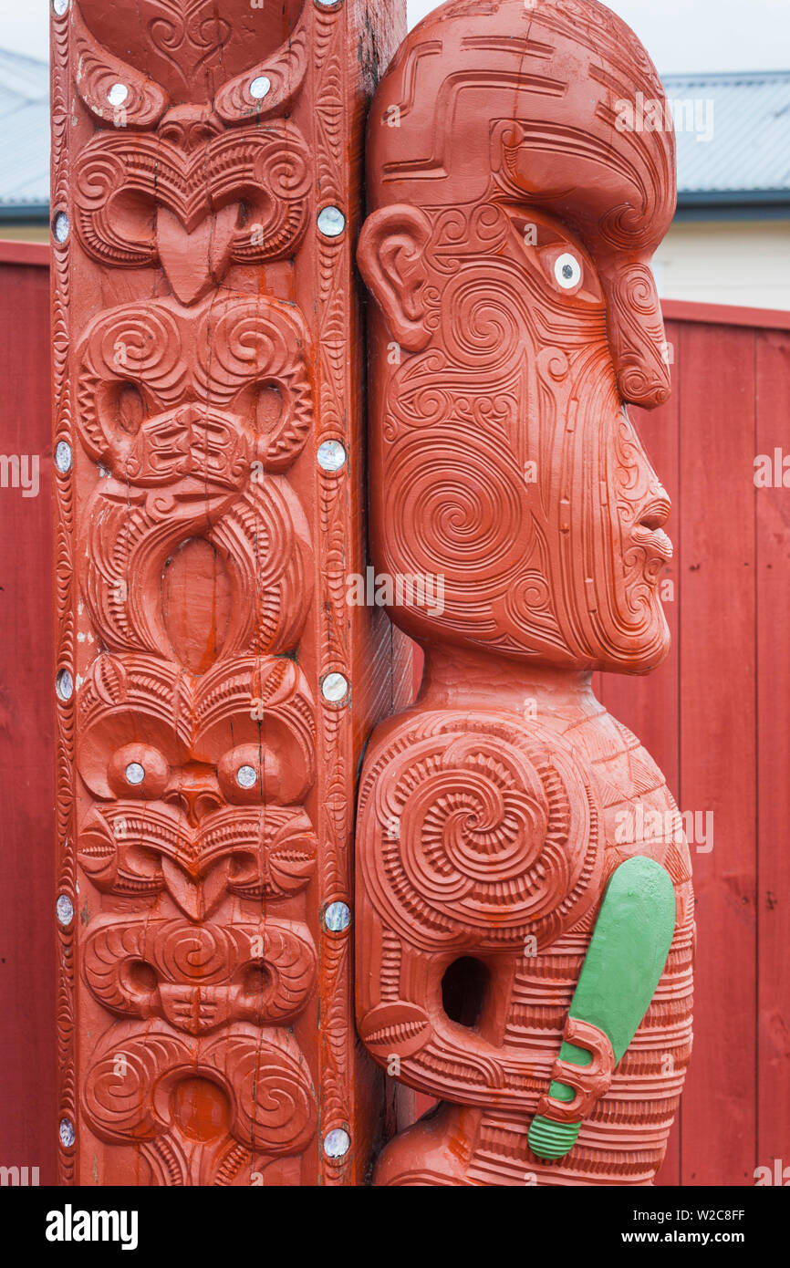 Neuseeland, Nordinsel, Rotorua, Ohinemutu, Maori Dorf, Skulpturen auf Marae, Haus der Begegnung Stockfoto