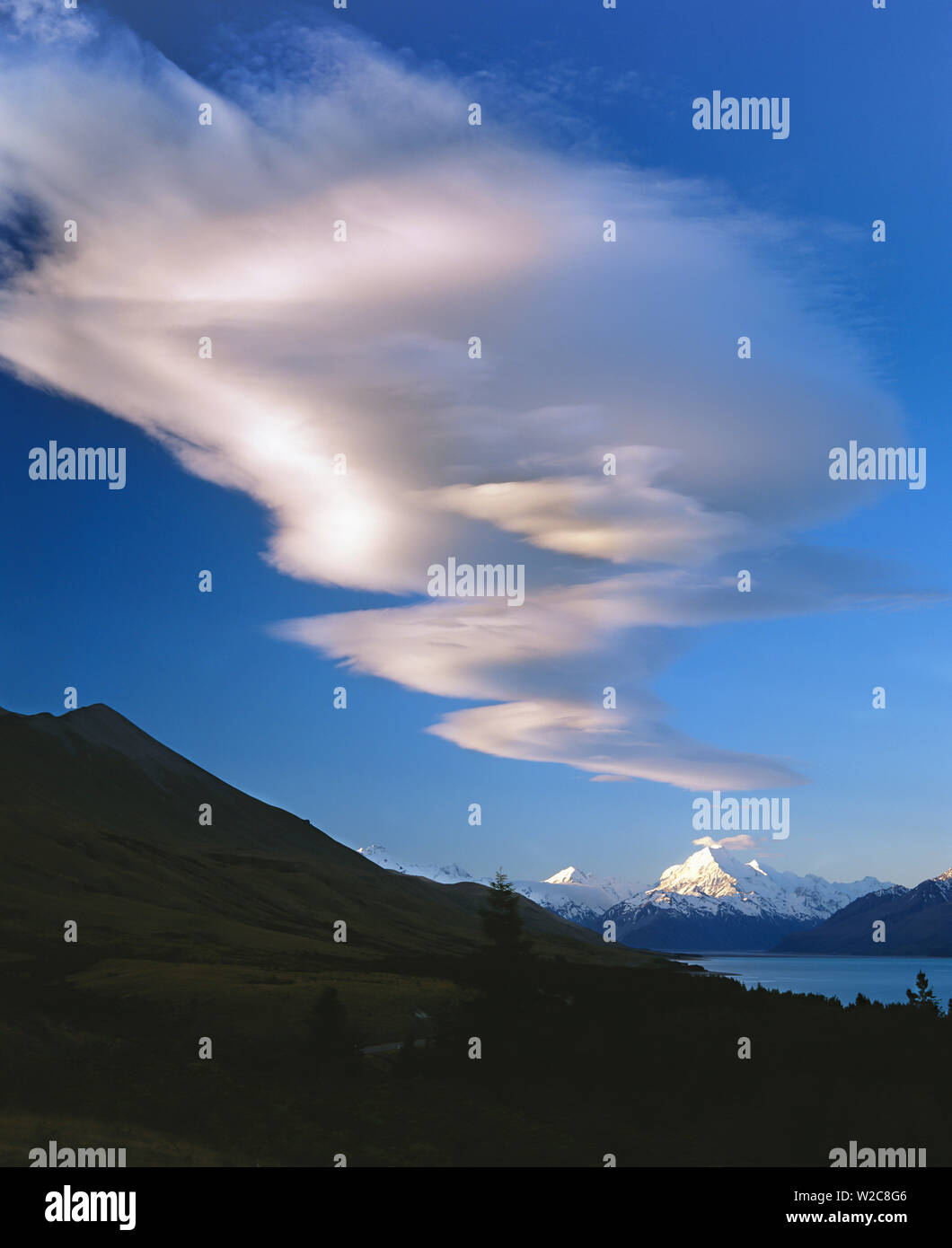 Linsenförmige Wolken über Mount Cook (Aoraki), Mackenzie Country, South Canterbury, Südinsel, Neuseeland Stockfoto