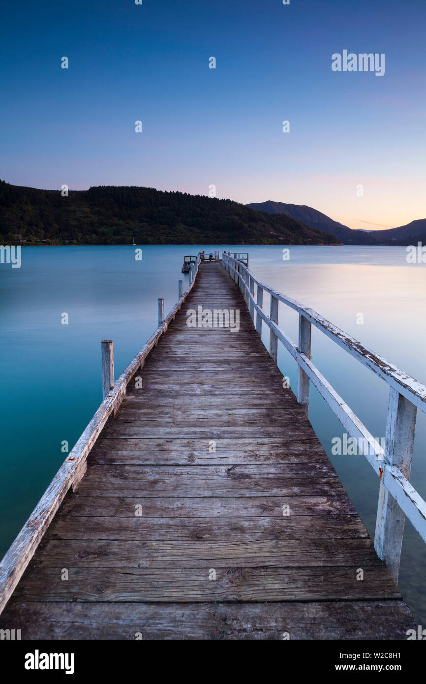 Malerische Wharf leuchtet in der Dämmerung, Kenepuru Sound, Marlborough Sounds, Südinsel, Neuseeland Stockfoto