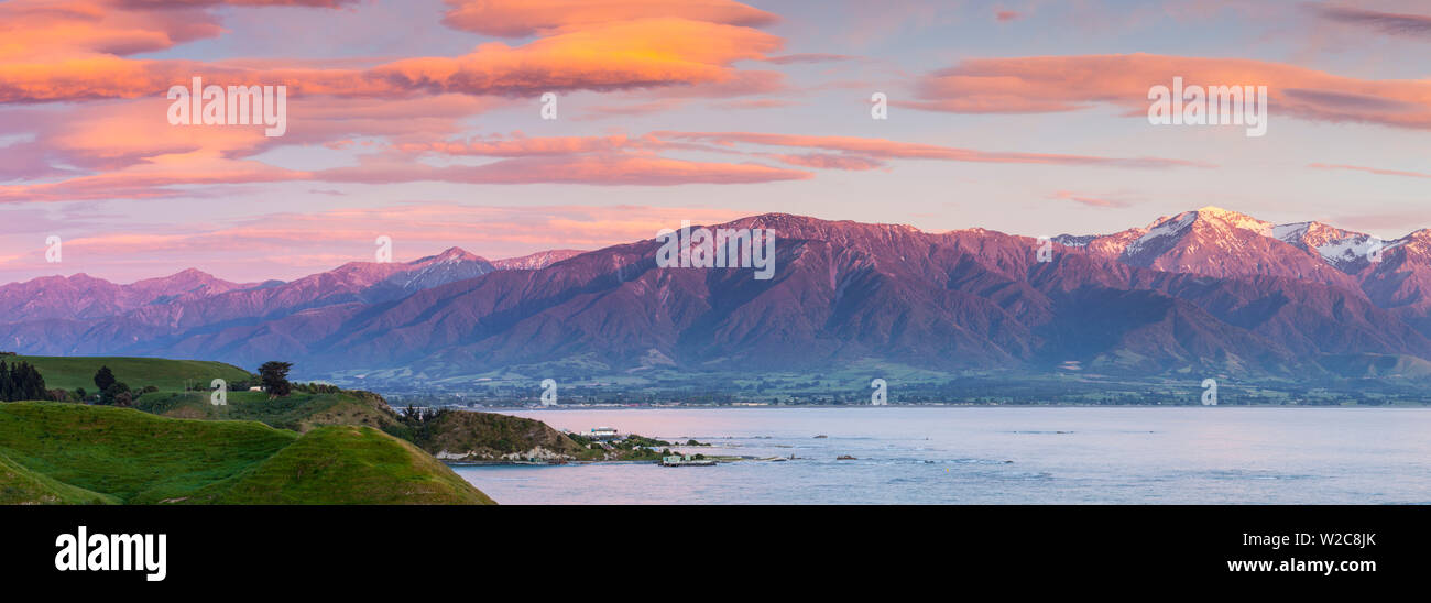 Erhöhten Blick auf dramatische Landschaft bei Sonnenaufgang, Kaikoura, Südinsel, Neuseeland beleuchtet Stockfoto