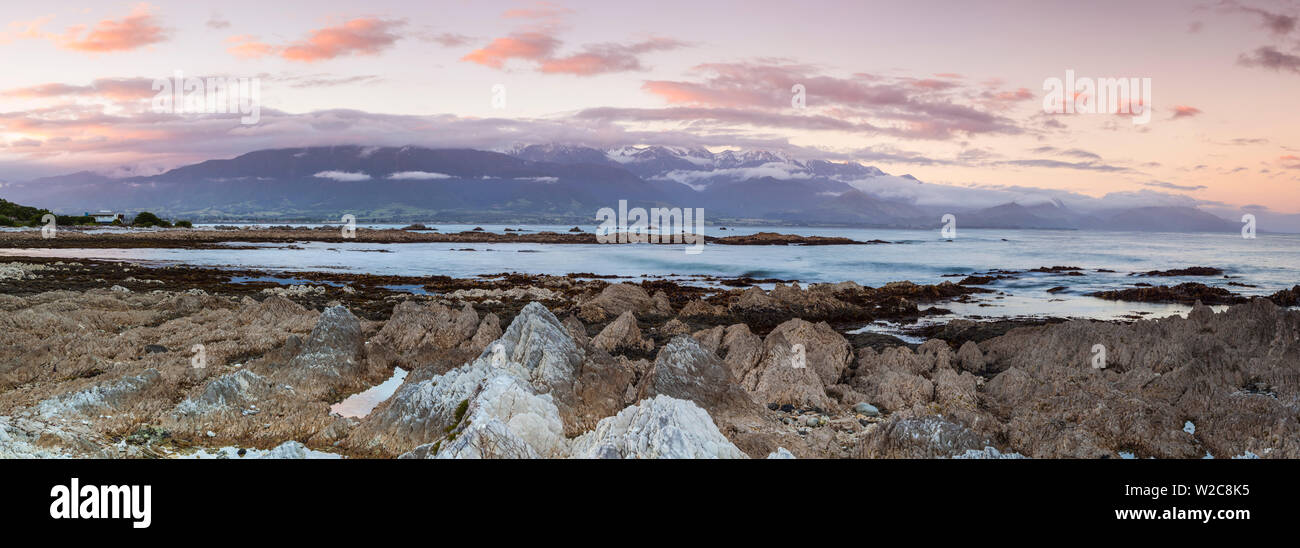 Zerklüftete Küstenlandschaft bei Sonnenuntergang, Kaikoura beleuchtet, Südinsel, Neuseeland Stockfoto