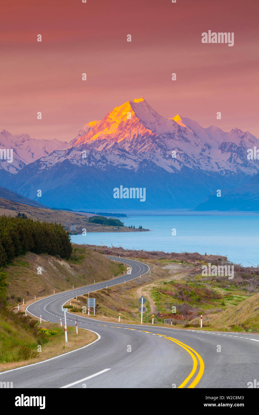 Mount Cook (Aoraki) leuchtet bei Sonnenuntergang, Lake Pukaki, Mackenzie Country, Canterbury, Südinsel, Neuseeland Stockfoto