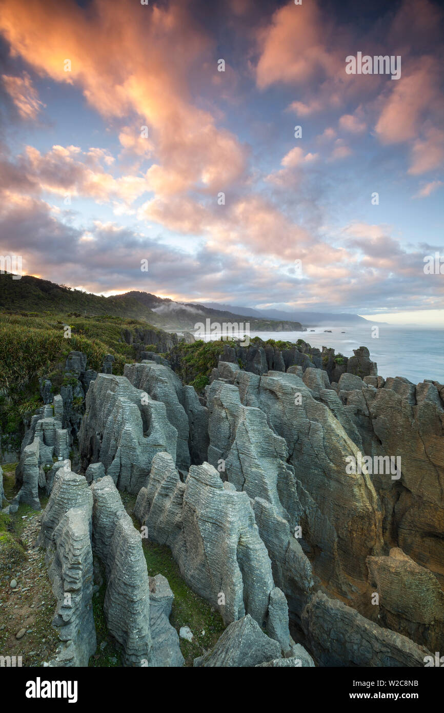 Die Küste bei Punakaiki, West Coast, South Island, Neuseeland Stockfoto