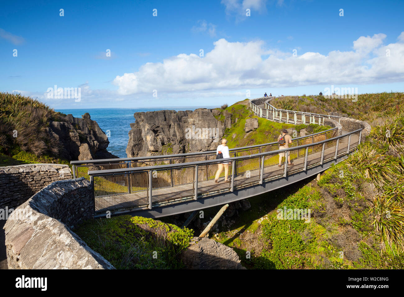 Fußgängerbrücke zur Aussichtsplattform, Punakaiki, West Coast, South Island, Neuseeland Stockfoto