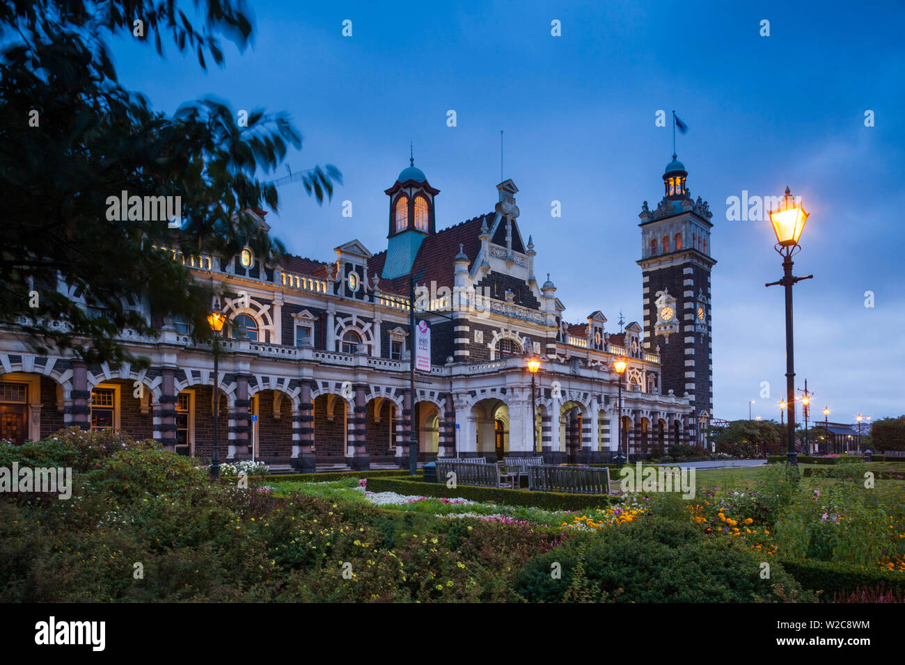 Neuseeland, Südinsel, Otago, Dunedin, Dunedin Railway Station, gebaut 1906, Außen, Dämmerung Stockfoto