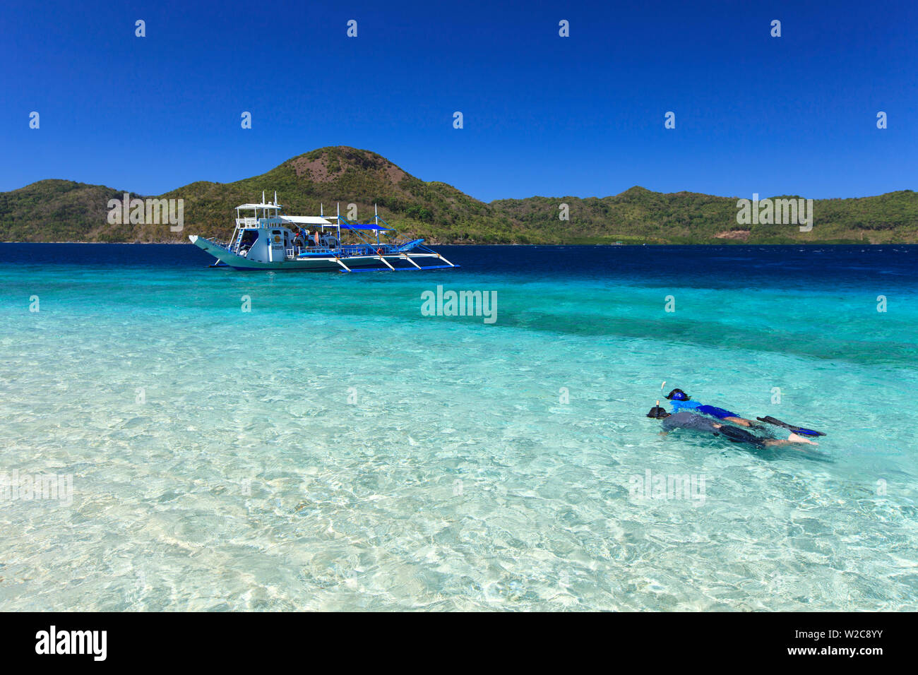 Philippinen, Palawan, calamian Group, Cagdanao Insel, Touristen Schnorcheln (MR) Stockfoto