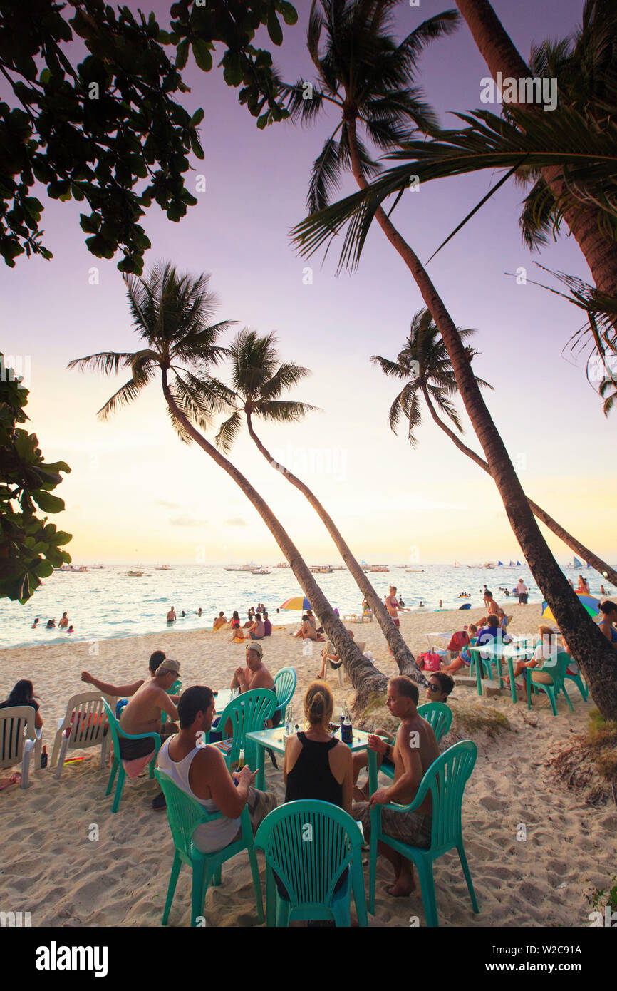 Philippinen, Visayas, Boracay Island, White Beach, Strandbar Stockfoto