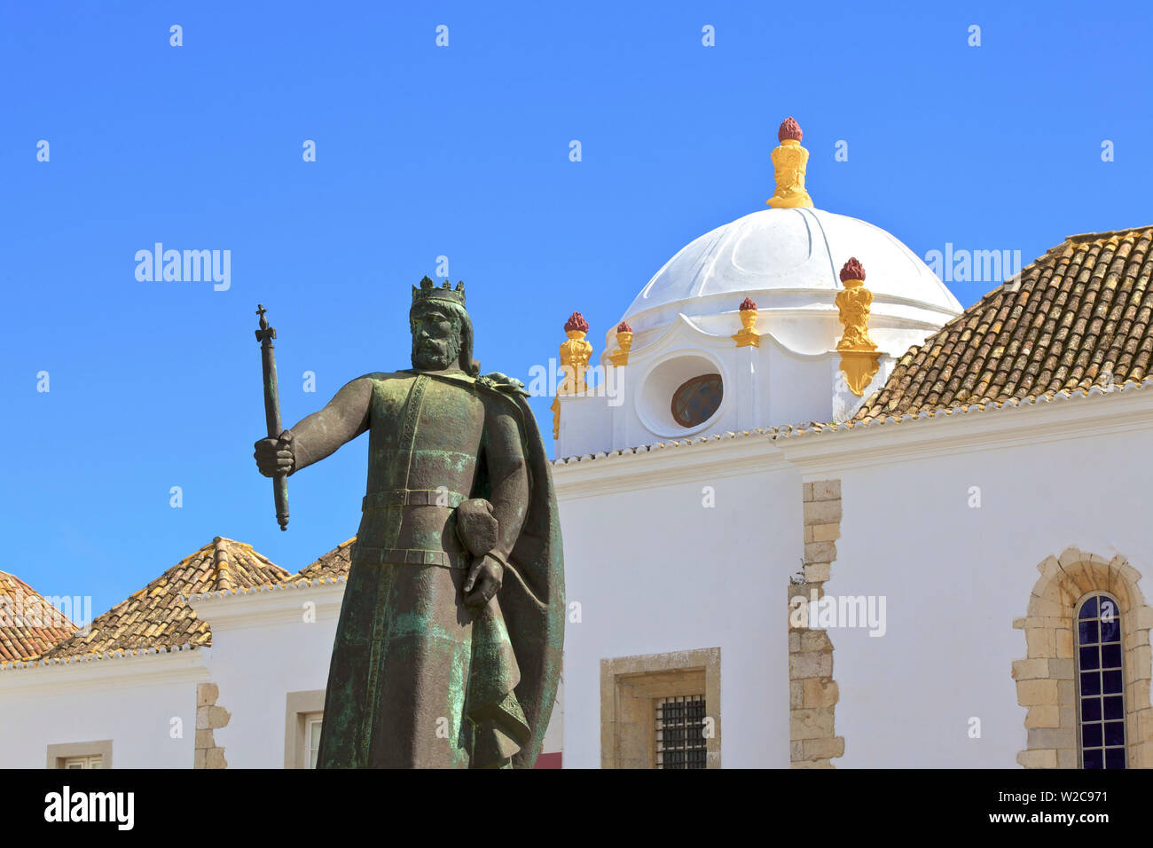 Statue von Alfonso lll Vor dem Archäologischen Museum und Kloster Nossa, Faro, Algarve, Algarve, Portugal, Europa Stockfoto