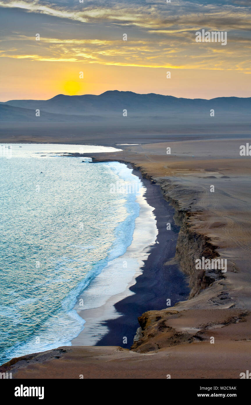 Peru, Paracas National Reserve, Lagunillas Bay, Sonnenuntergang, Pazifik, subtropische Küstenwüste, Ica, ICA-Region Stockfoto