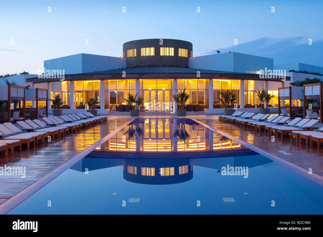 Peru, Arequipa, Hilton Hotel Paracas, Schwimmbad, Dämmerung, ICA-Region Stockfoto