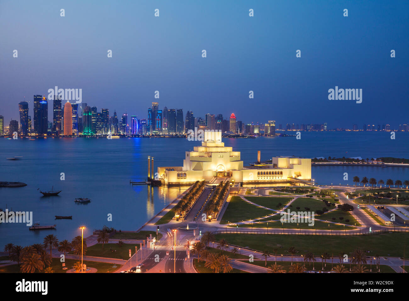 Katar, Doha, Verkehr am Kreisverkehr infont des Museum für Islamische Kunst in der Nacht Stockfoto