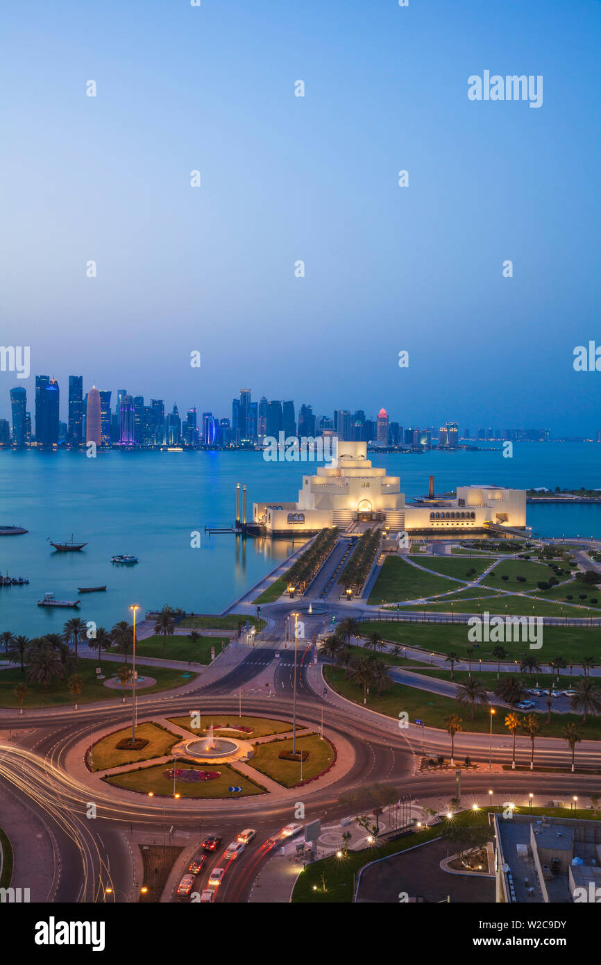 Katar, Doha, Verkehr am Kreisverkehr infont des Museum für Islamische Kunst in der Nacht Stockfoto