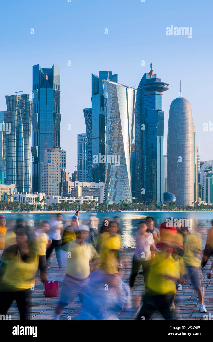 Katar, Doha, neue Skyline der West Bay zentralen Finanzviertel von Doha, morgen execrcises am Wasser Stockfoto