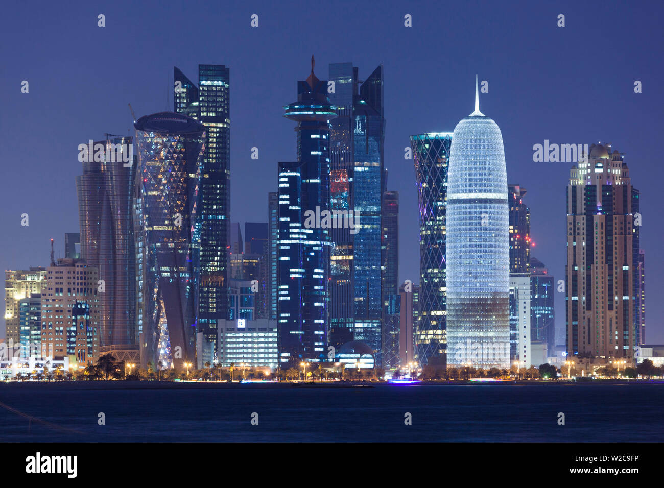 Katar, Doha, Doha Bay, West Bay Wolkenkratzer, Dämmerung, mit Katar Burj Tower Stockfoto