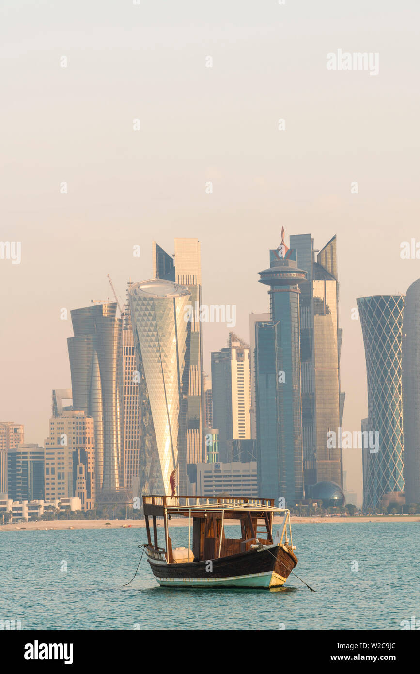 Bei Sonnenaufgang die Skyline von Doha, Doha, Qatar Stockfoto