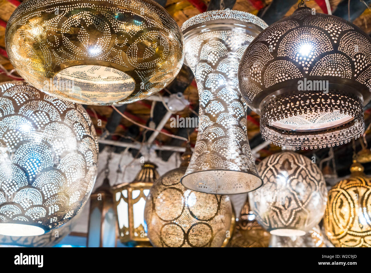 Metall Lampen für Verkauf in Souq Waqif, Doha, Qatar Stockfoto