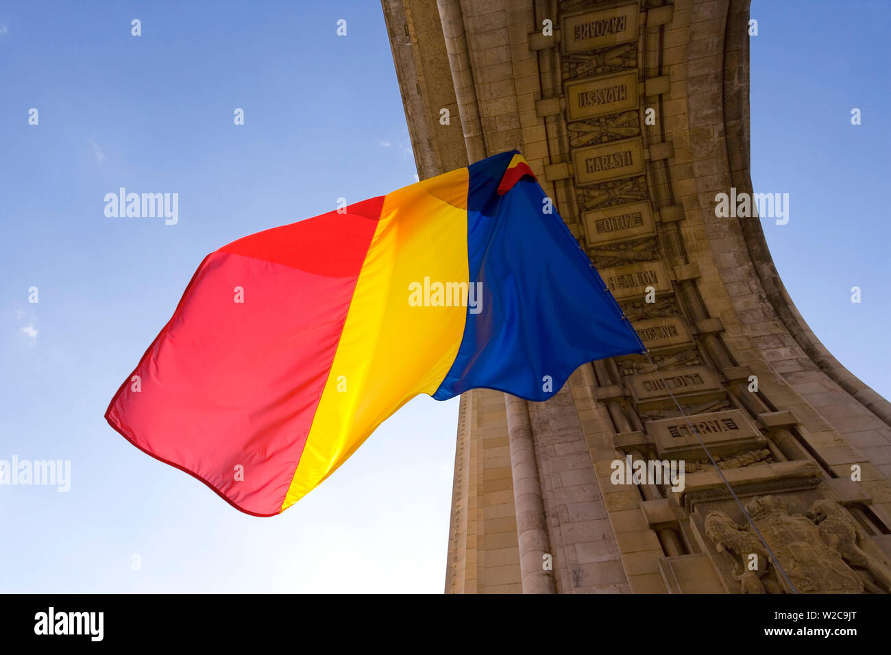 Europa, Rumänien, Bukarest, Triumphbogen (Arcul de Triumf) und rumänische Flagge Stockfoto