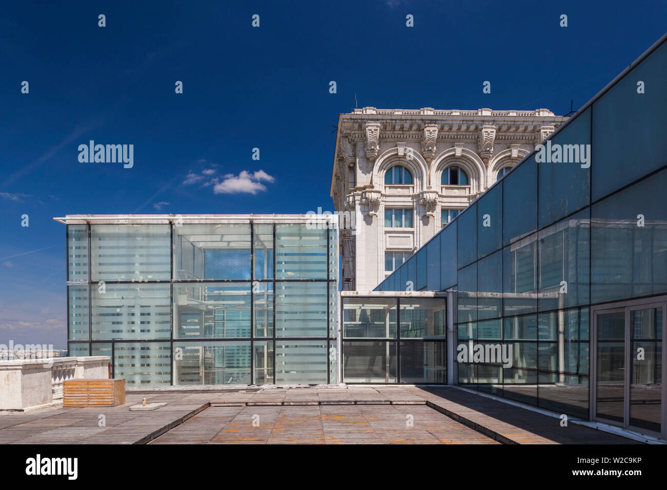 Rumänien, Bukarest, Palast des Parlaments, weltweit zweitgrößte Gebäude, Museum of Contemporary Art, äußere Aufzüge Stockfoto