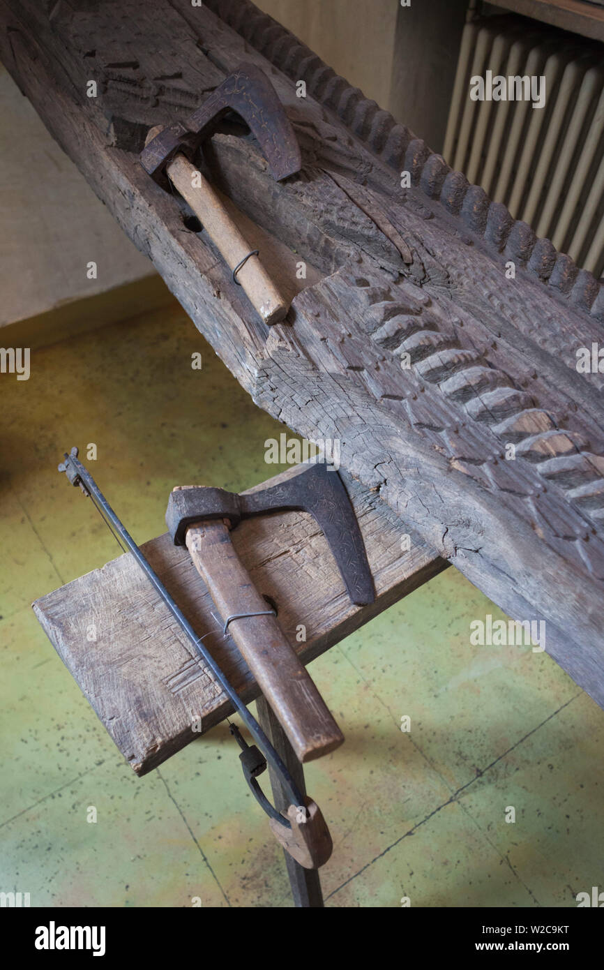 Rumänien, Bukarest, Museum der rumänischen Bauern, alte Werkzeuge für die Holzbearbeitung Stockfoto