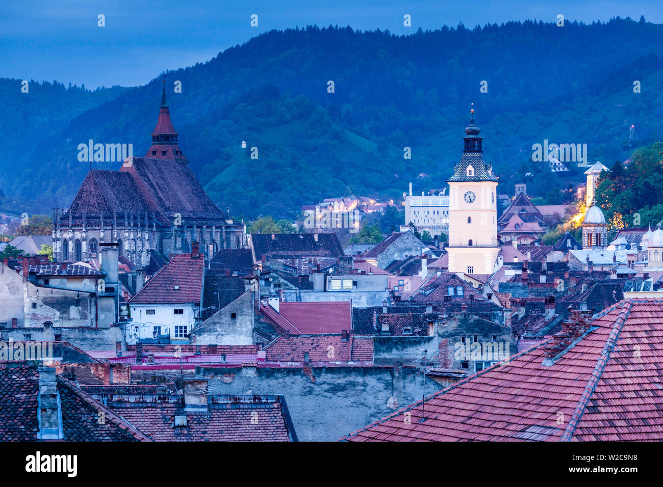 Rumänien, Siebenbürgen, Brasov, erhöhte Stadtansicht mit schwarzen Kirche und Turm des Rathauses, dawn Stockfoto