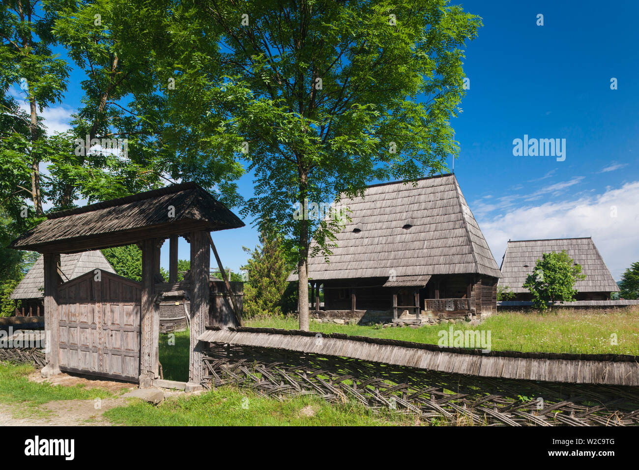 Rumänien, Maramures Region, Sighetu Marmatei, Maramures Dorfmuseum, traditionelle hölzerne Wirtschaftsgebäude, außen Stockfoto