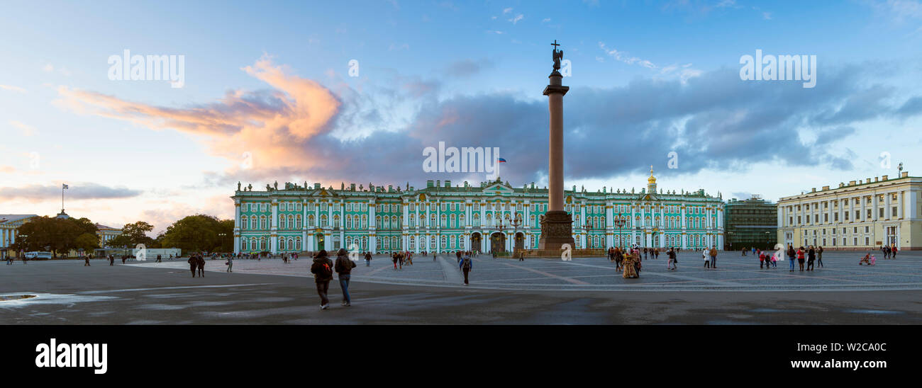 Russland, Sankt Petersburg, Schlossplatz, Alexander Spalte und die Eremitage, Winter Palast Stockfoto