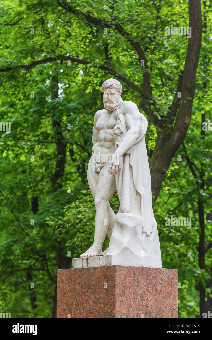 Statue des Herakles im Alexadrovsky Garten, Sankt Petersburg, Russland Stockfoto