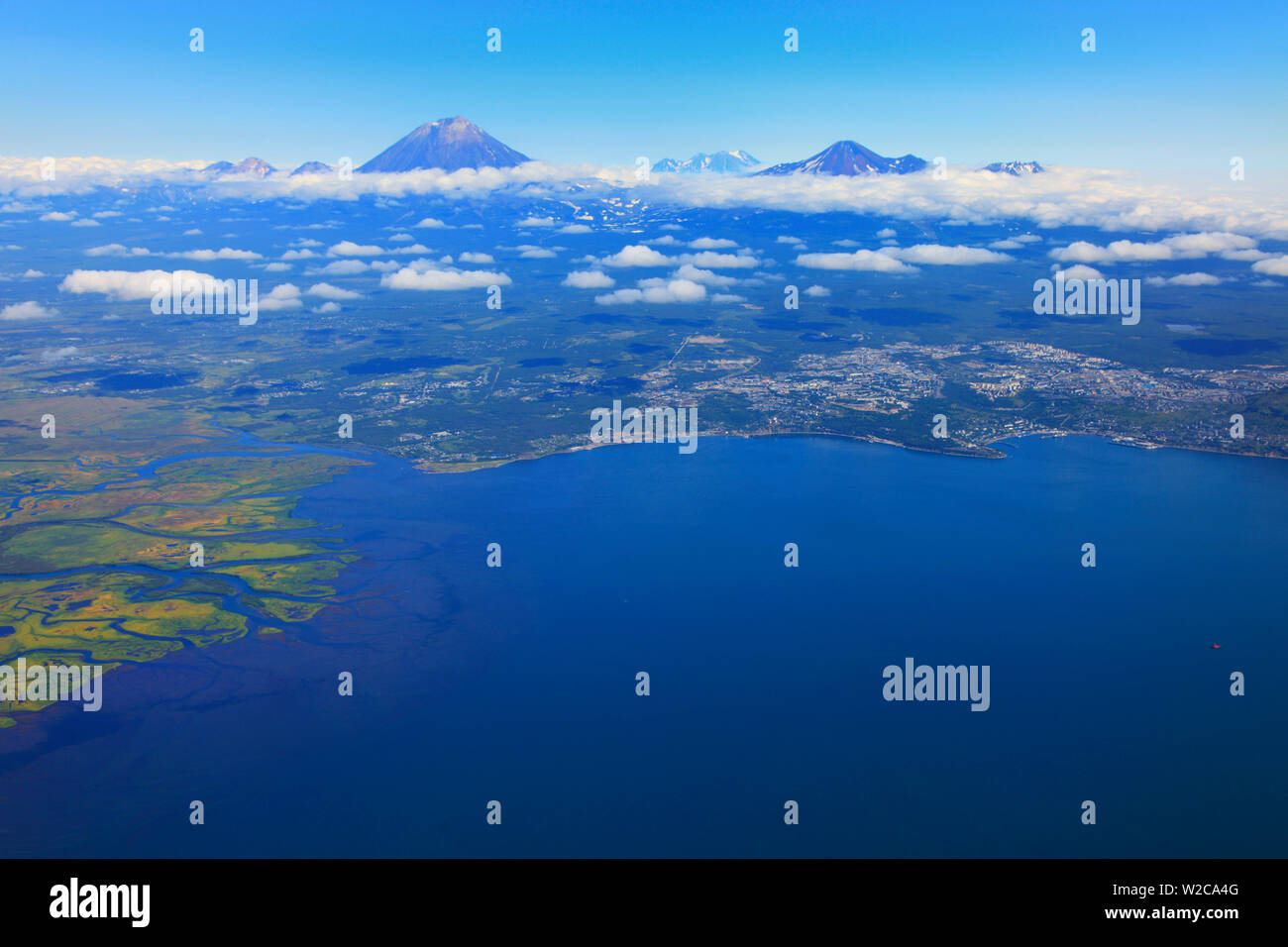 Luftaufnahme der Vulkane, Petropawlowsk-Kamtschatski, Ochotskisches Meer, Kamtschatka, Russland Stockfoto