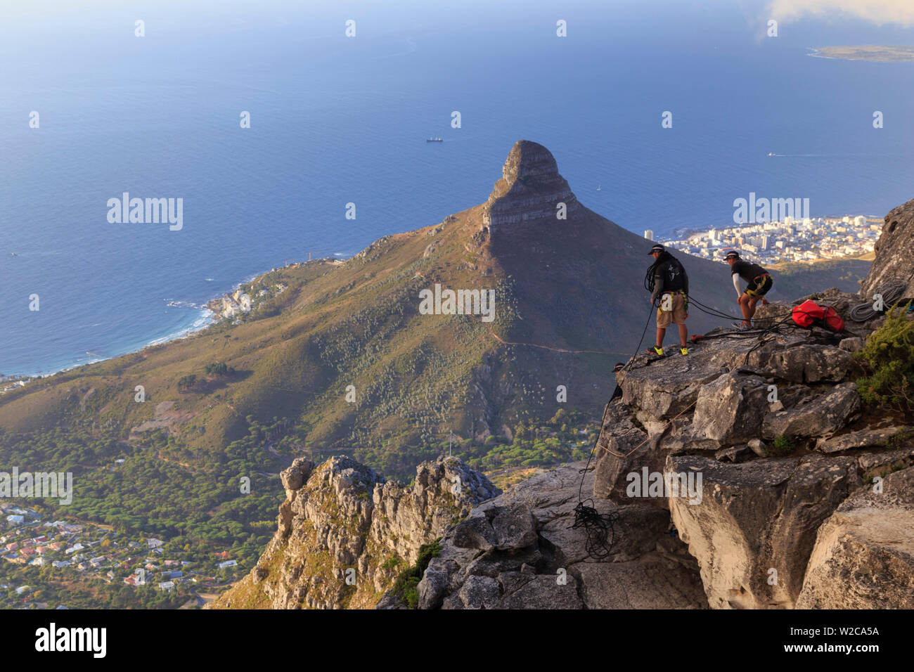 Südafrika, Western Cape, Kapstadt, Lion's Head und Stadt gesehen vom Tafelberg Stockfoto