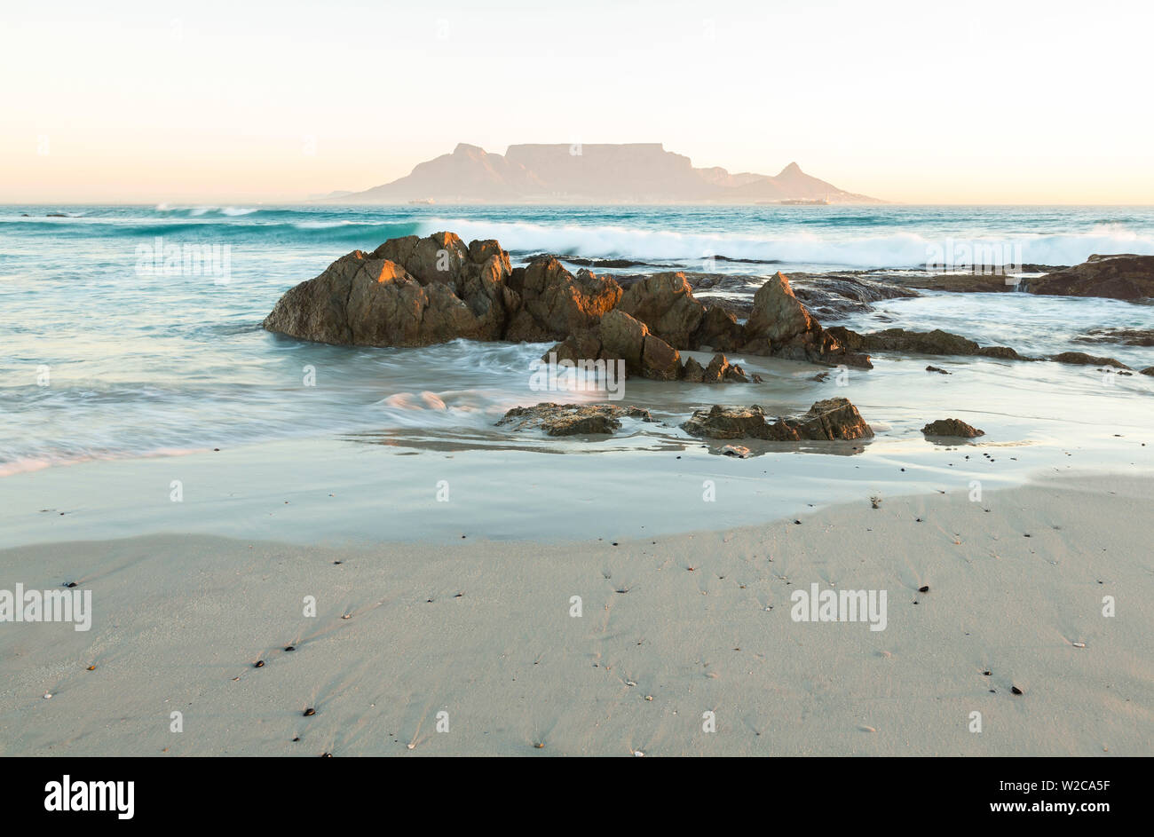 Bloubergstrand Strand mit dem Tafelberg im Hintergrund. Kapstadt, Western Cape, Südafrika Stockfoto