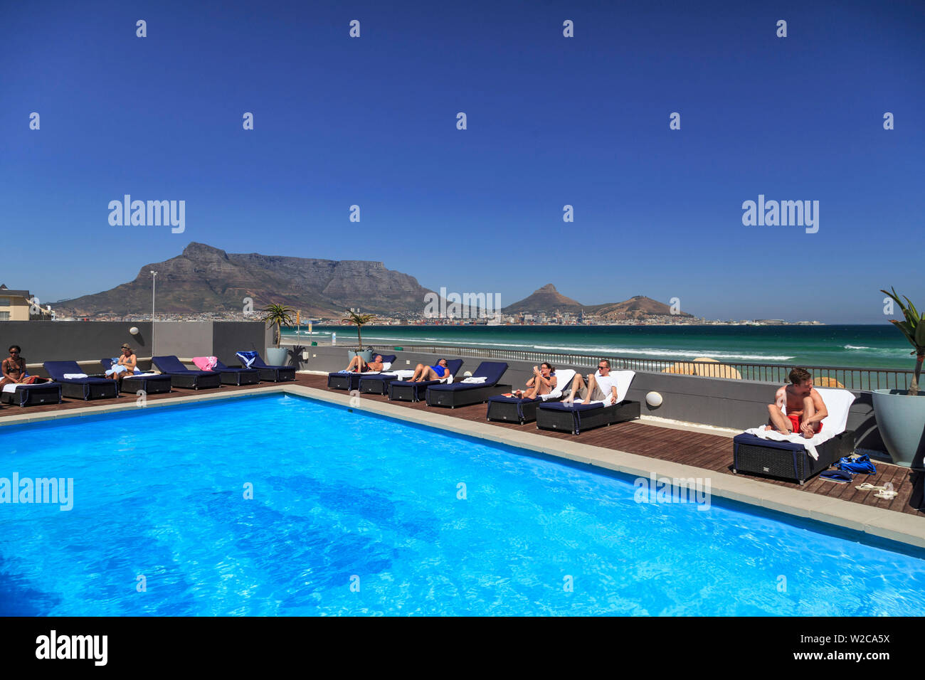 Südafrika, Western Cape, Kapstadt, Hotel Pool und Blick auf den Tafelberg von Lagoon Beach Stockfoto