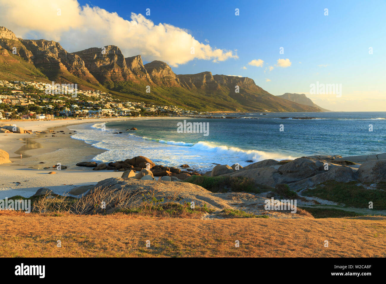 Südafrika, Western Cape, Kapstadt, Camps Bay und die Zwölf Apostel. Stockfoto