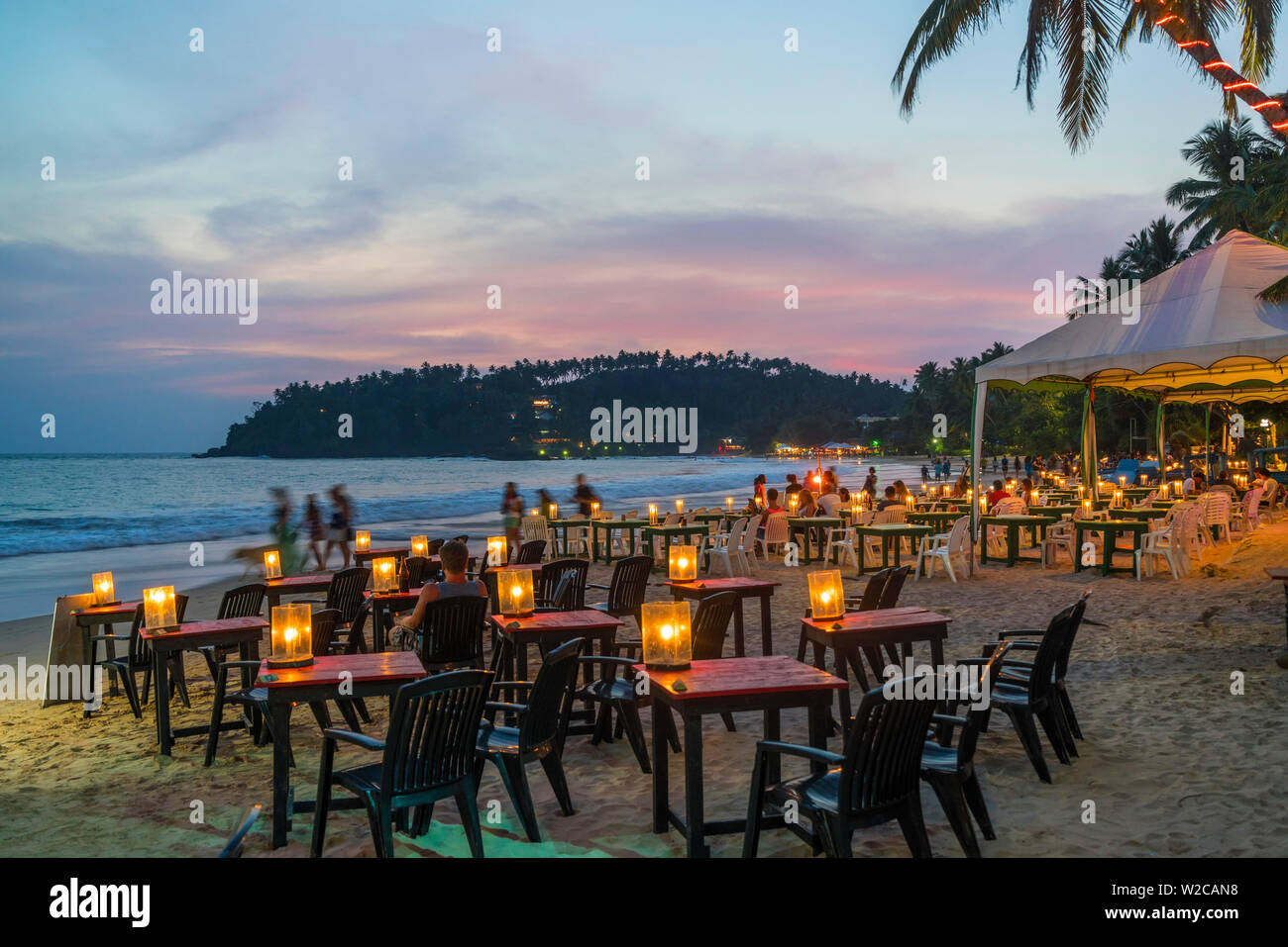 Restaurants am Strand bei Sonnenuntergang, Mirrisa, South Coast, Sri Lanka Stockfoto