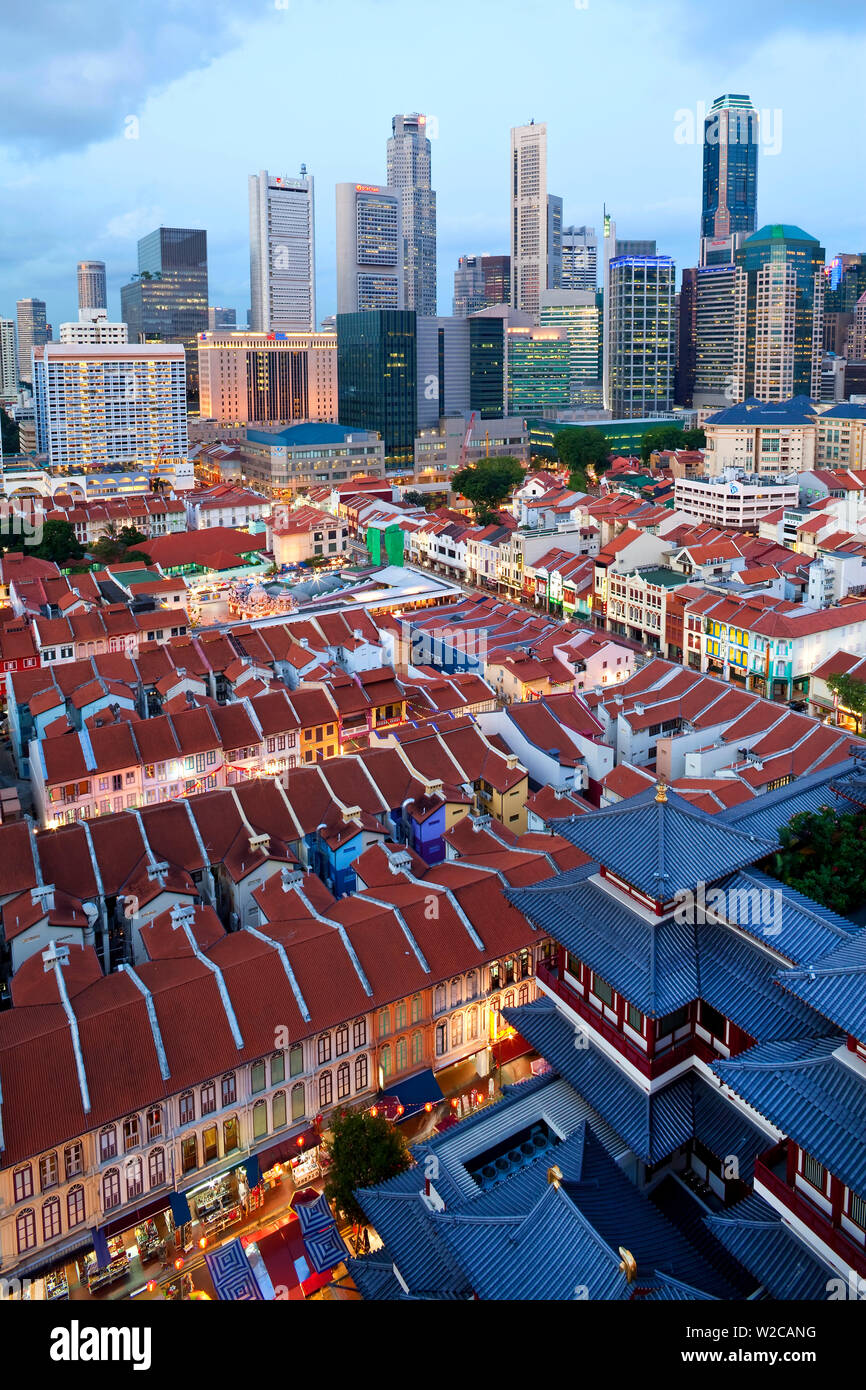 Erhöhten Blick auf Chinatown, der neue Buddha Zahns Tempel und die moderne Skyline der Stadt, Singapur, Asien Stockfoto